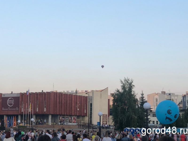 Воздушные шары долетели до площади Петра