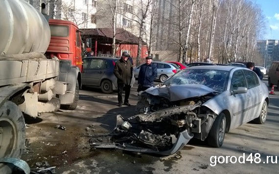 В Липецке столкнулись "Рено", КАМАЗ-ассенизатор и "Митсубиси" В Липецке столкнулись "Рено", КАМАЗ-ассенизатор и "Митсубиси"