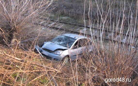 В Липецке женщина-водитель не удержала инструкторский автомобиль на повороте