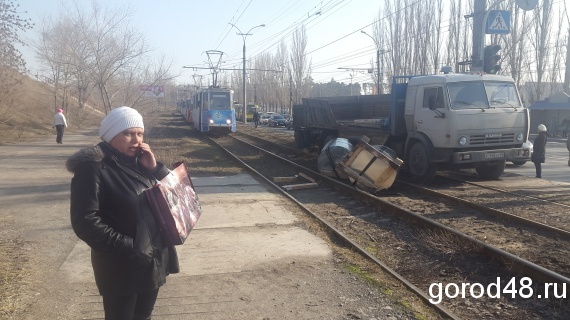 В Липецке движение по мосту заблокировал грузовик и два рулона металла В Липецке движение по мосту заблокировал грузовик и два рулона металла