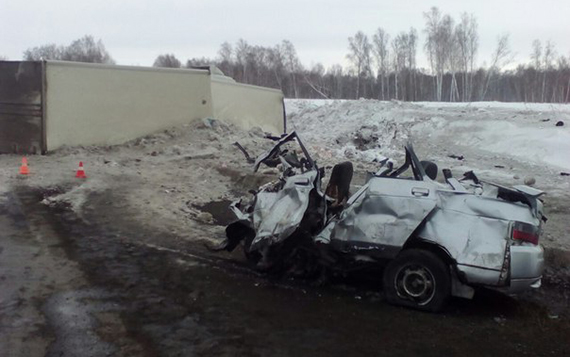 Липецкий дальнобойщик на грузовике в Челябинской области раздавил ВАЗ с людьми Липецкий дальнобойщик на грузовике в Челябинской области раздавил ВАЗ с людьми