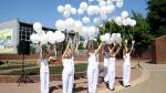 В Липецке в небо запустили 58 белых шаров