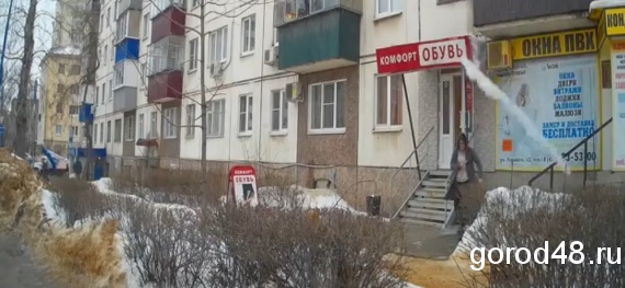 В Липецке возбуждено уголовное дело по факту падения ледяной глыбы, едва не убившей липчанку В Липецке возбуждено уголовное дело по факту падения ледяной глыбы, едва не убившей липчанку