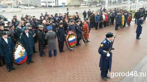 В Липецке к «Вечному огню» возложили венки и цветы В Липецке к «Вечному огню» возложили венки и цветы