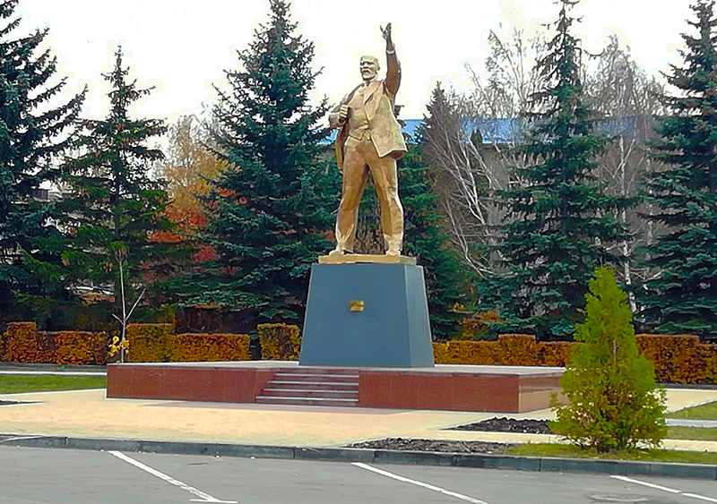 В Задонске вандалы испортили табличку на памятнике Ленину