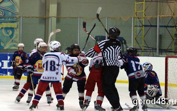 Не детская рубка в детском хоккее: игроков выносили с площадки на носилках (ФОТО)