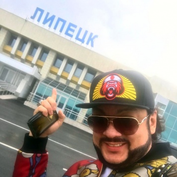 Филипп Киркоров в нелетную погоду прибыл в Липецк на вертолете Филипп Киркоров в нелетную погоду прибыл в Липецк на вертолете