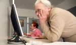 Пенсионеров в России научат пользоваться Интернетом