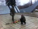 Липчане несут цветы к памятнику героям-авиаторам