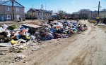 В Липецке мусором завалило проезжую часть 
