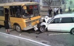 В Приморье пьяный водитель иномарки врезался в школьный автобус
