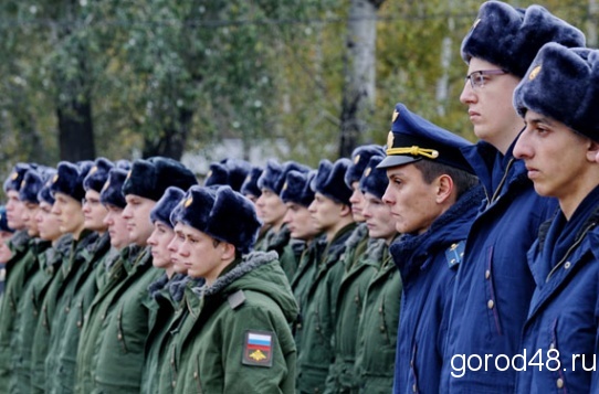 На площади Петра Великого провожают в армию три десятка новобранцев На площади Петра Великого провожают в армию три десятка новобранцев