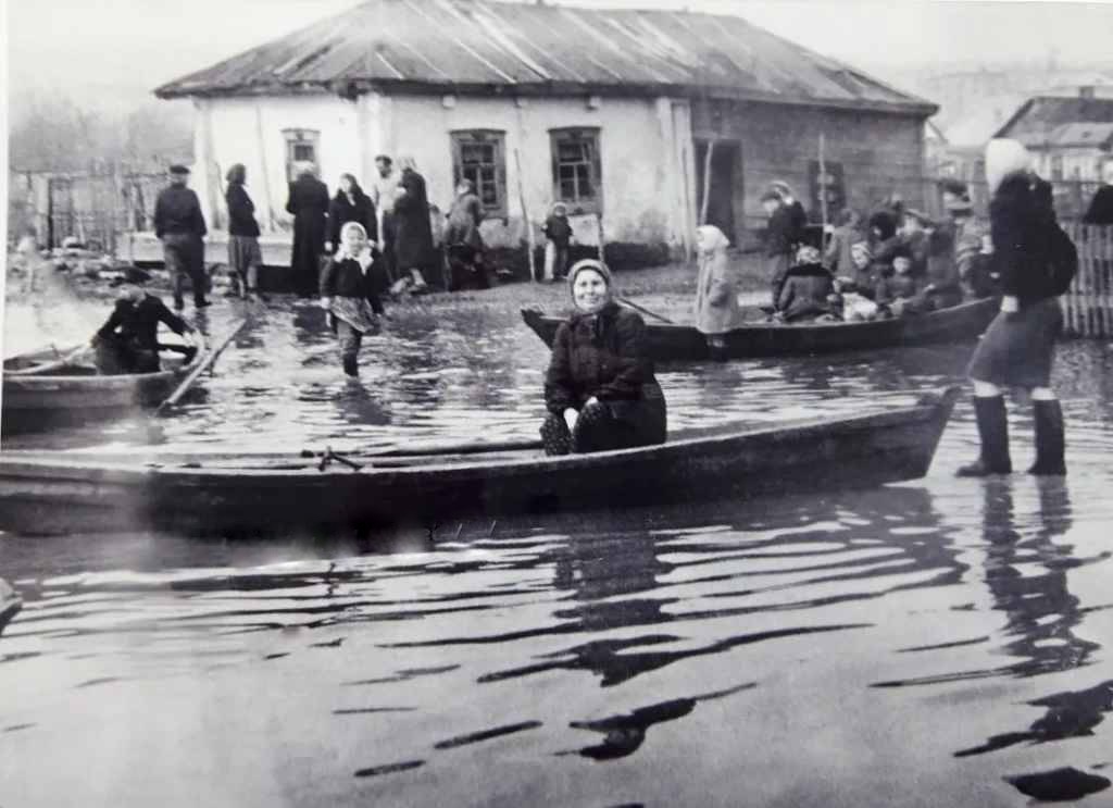 Разлив реки Воронеж на Ниженке,1968-71.jpg