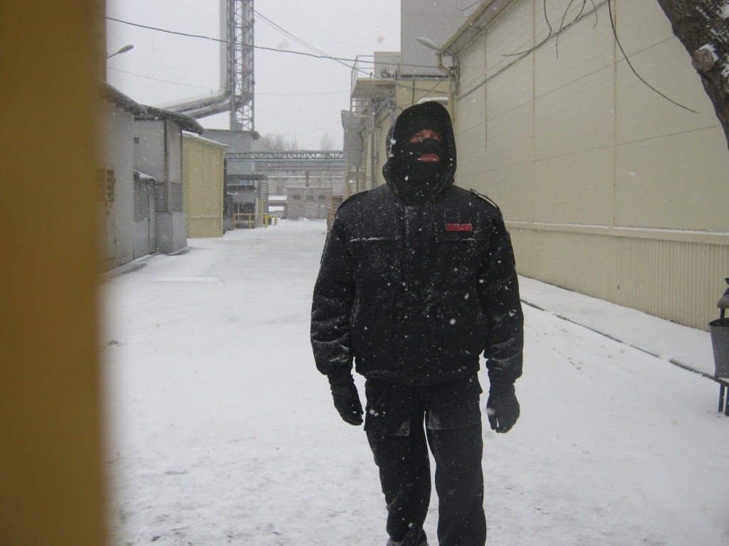 В Липецке люди в масках заблокировали фабрику Порошенко 2