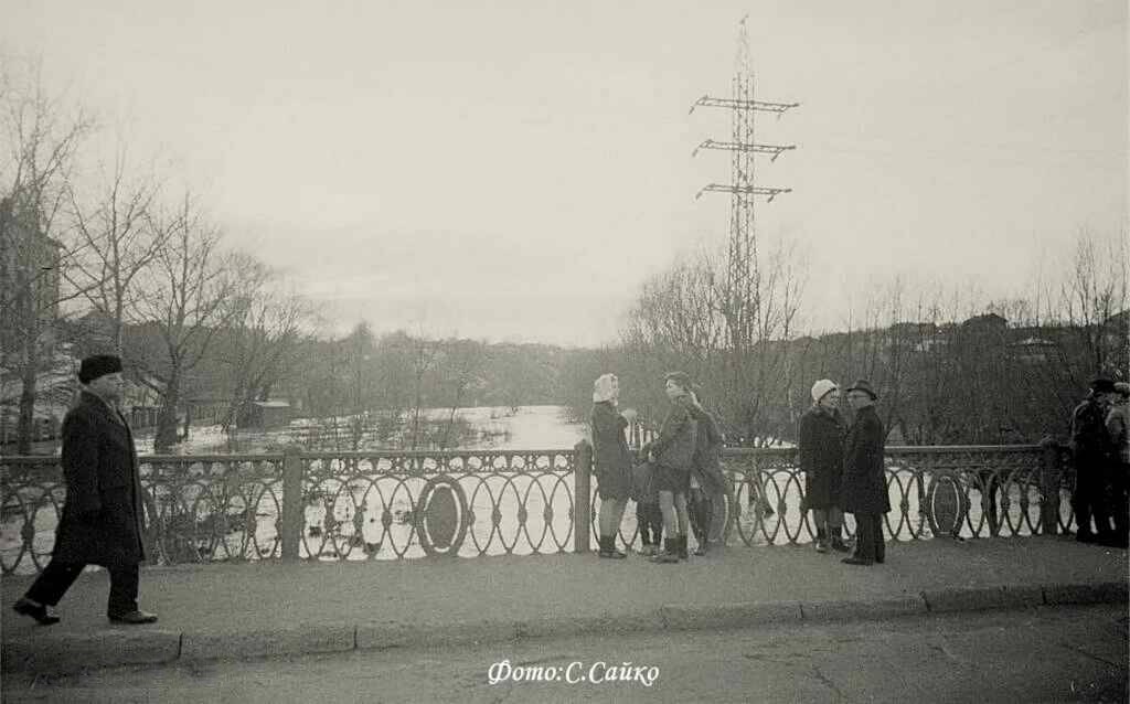 Разлив речки Липовка. Вид с моста в сторону городища. 04.04.1970..jpg