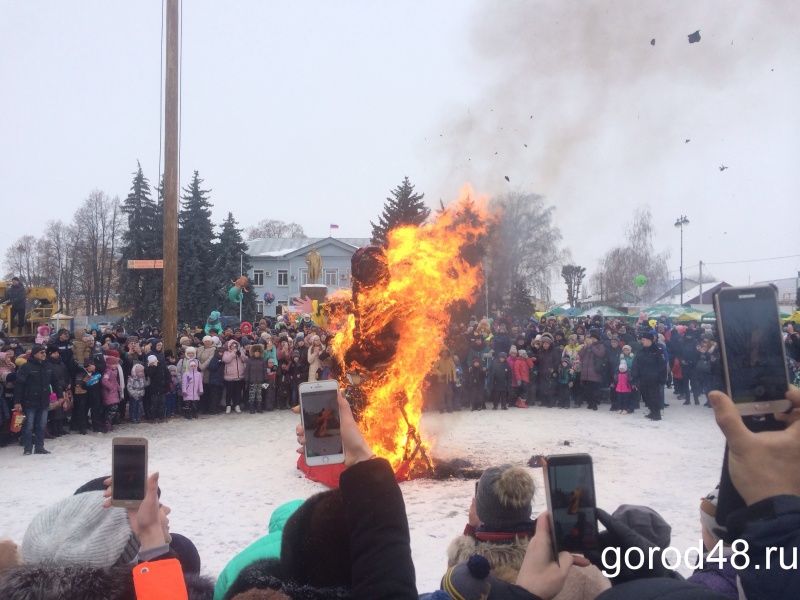 Более 2000 бесплатных блинов съели за полтора часа Более 2000 бесплатных блинов съели за полтора часа