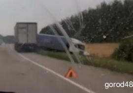 Легковушка и большегруз столкнулись на ЛКАД