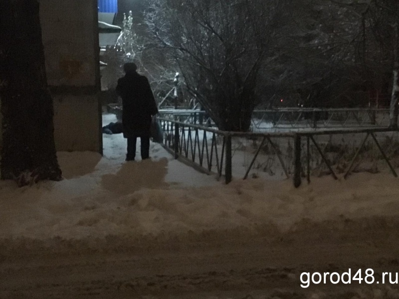 На улице нашли тело мужчины На улице нашли тело мужчины