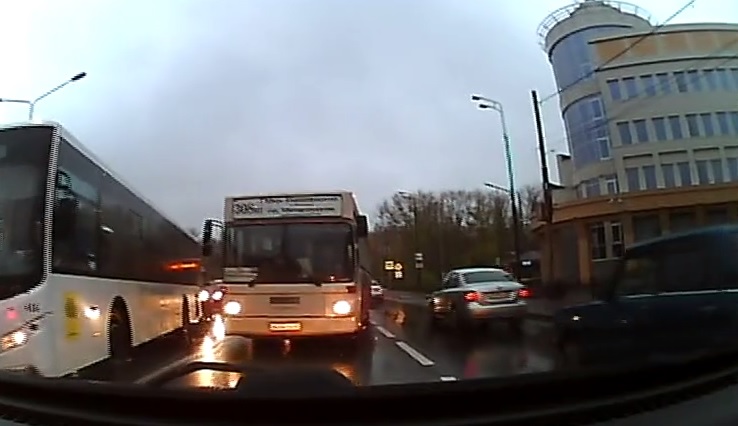 Водитель маршрутки выехал на встречку Водитель маршрутки выехал на встречку