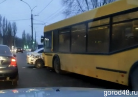 В Липецке столкнулись автобус и легковушка
