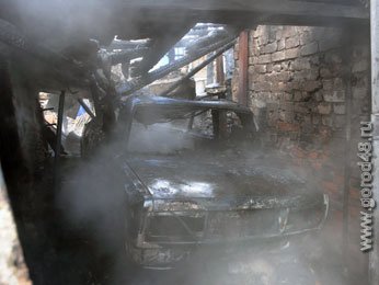 В пожаре погиб человек и сгорел автомобиль В пожаре погиб человек и сгорел автомобиль