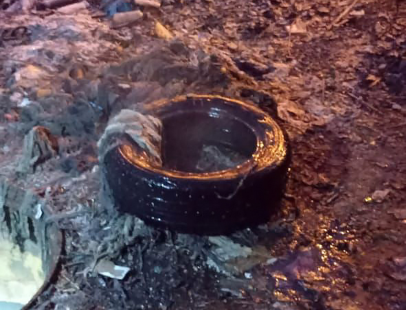 Из засора в канализационном коллекторе  на Лебедянском шоссе достали шину 