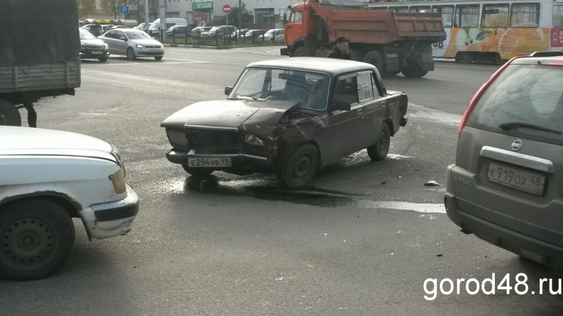 ДТП закупорило улицу 8 марта ДТП закупорило улицу 8 марта