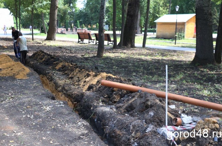 В Нижнем парке ремонтируют водоотводную трубу бювета В Нижнем парке ремонтируют водоотводную трубу бювета
