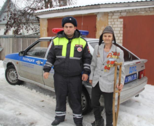 Сотрудник ГИБДД помог на дороге потерявшему ориентацию 93-летнему ветерану войны Сотрудник ГИБДД помог на дороге потерявшему ориентацию 93-летнему ветерану войны