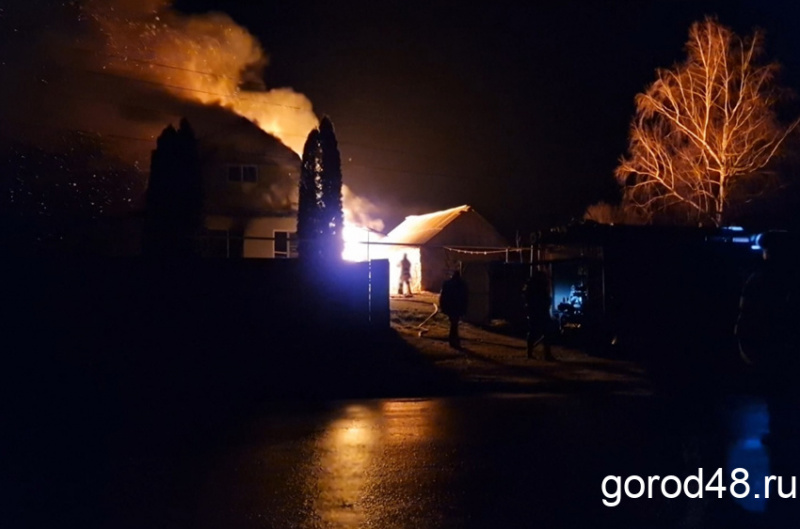 Столб огня до небес: в Донском загорелся частный дом