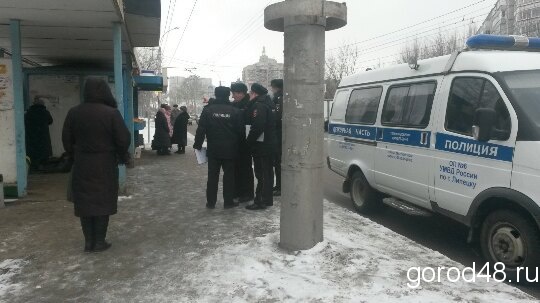 В Липецке на остановке умер мужчина В Липецке на остановке умер мужчина