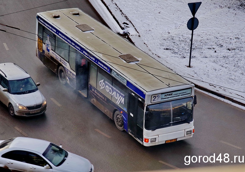 Водитель самостоятельно потушил вспыхнувший в центре Липецка автобус Водитель самостоятельно потушил вспыхнувший в центре Липецка автобус