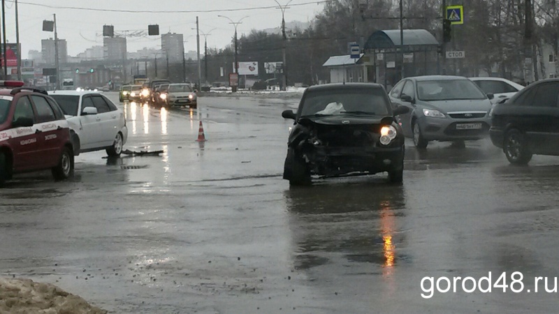 В Липецке у «Березовой аллеи» в ДТП пострадала женщина В Липецке у «Березовой аллеи» в ДТП пострадала женщина