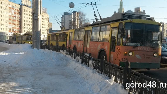 Мелкое ДТП в центре Липецка остановило троллейбусы Мелкое ДТП в центре Липецка остановило троллейбусы