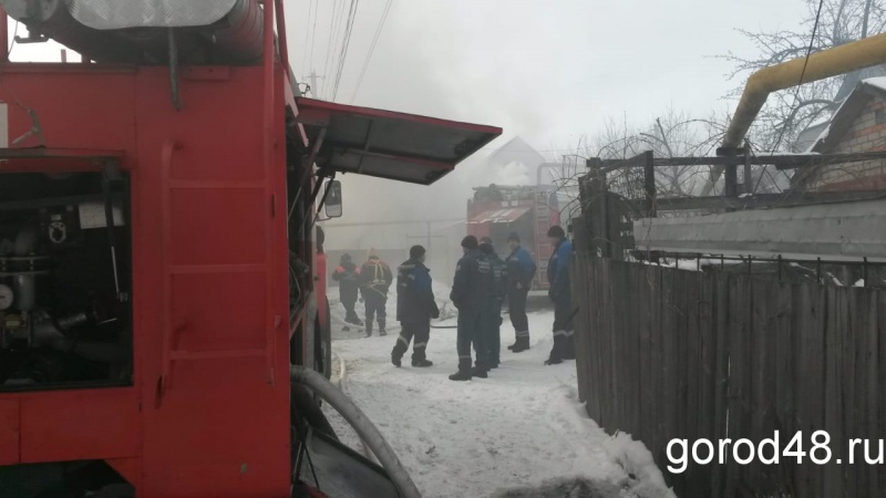 В Липецке пламя с горящего дома перекинулось на соседний В Липецке пламя с горящего дома перекинулось на соседний