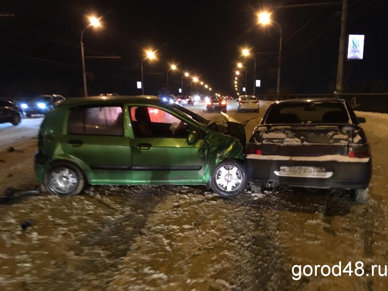 25-летняя женщина госпитализирована после массовой аварии на Сокольском мосту 25-летняя женщина госпитализирована после массовой аварии на Сокольском мосту