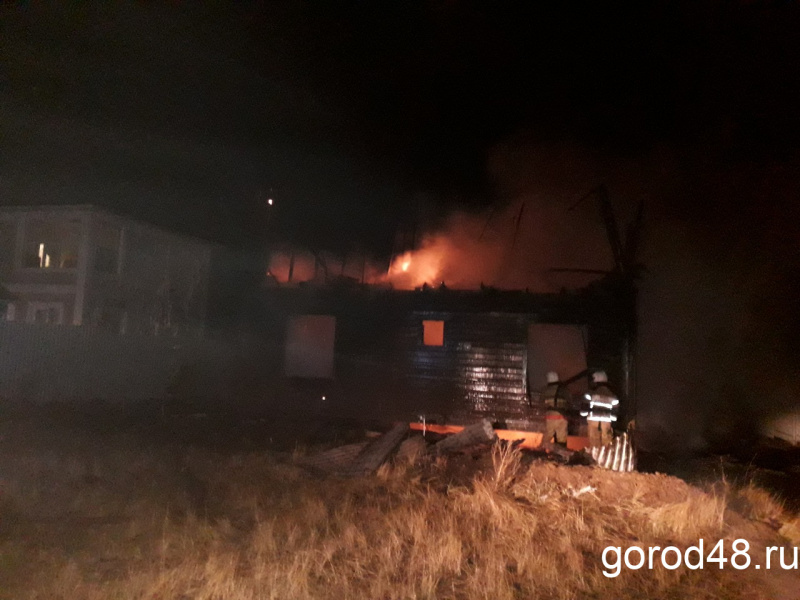 Этой ночью пожарные спасали дом в Большой Кузьминке Этой ночью пожарные спасали дом в Большой Кузьминке
