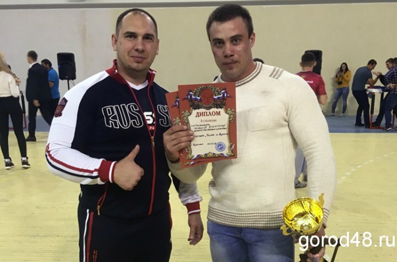 Липчанин в Воронеже победил всех соперников одной левой рукой, а потом – одной правой (ФОТО) Липчанин в Воронеже победил всех соперников одной левой рукой, а потом – одной правой (ФОТО)