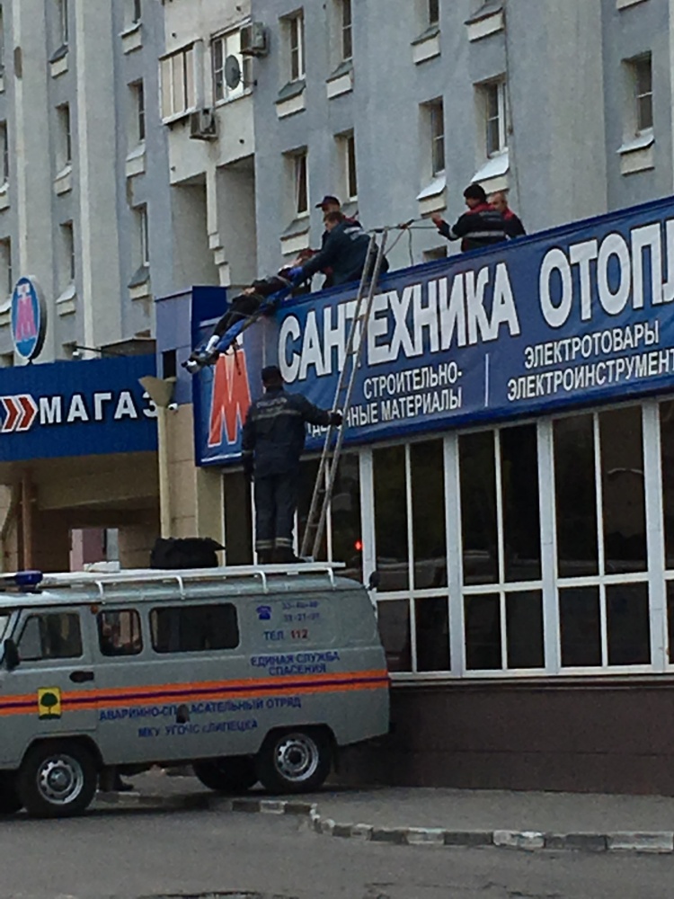 В Липецке спасатели эвакуировали упавшую с 3 этажа девочку В Липецке спасатели эвакуировали упавшую с 3 этажа девочку