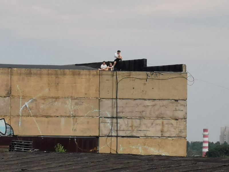 Двое подростков ходили по крыше 20-этажного дома