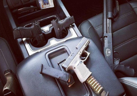 В Москве полиция нашла оружие и гранаты в Mercedes