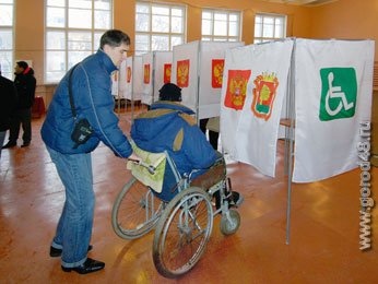 Инвалиды-колясочники проголосовали одними из первых Инвалиды-колясочники проголосовали одними из первых