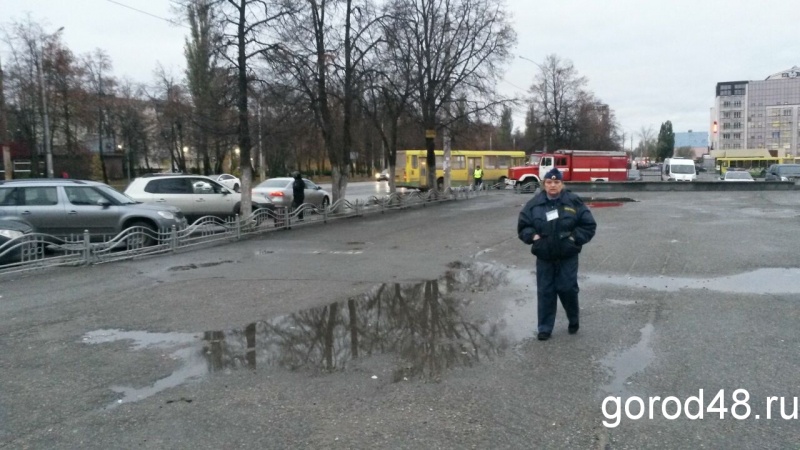 У железнодорожного вокзала выставлено оцепление У железнодорожного вокзала выставлено оцепление