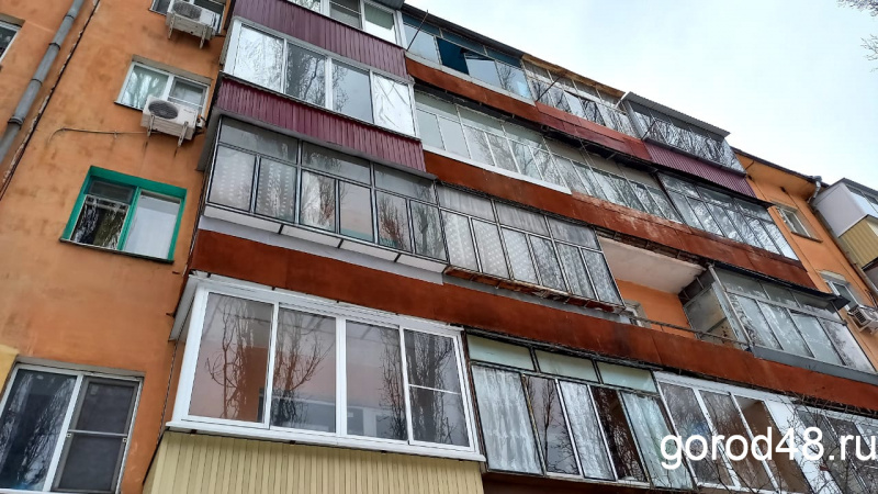 Управляющая компания требует от жильцов демонтировать с балконов самовольно установленные козырьки