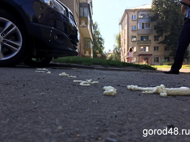 Десятки автомобилей залили пеной на улице Гагарина Десятки автомобилей залили пеной на улице Гагарина