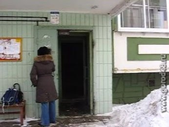 Липецкая УК «Уютный Дом» оставила жителей многоэтажки без входной двери Липецкая УК «Уютный Дом» оставила жителей многоэтажки без входной двери