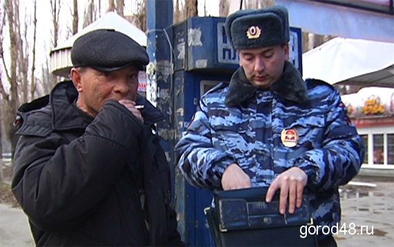 Полицейские начали штрафовать курильщиков Полицейские начали штрафовать курильщиков