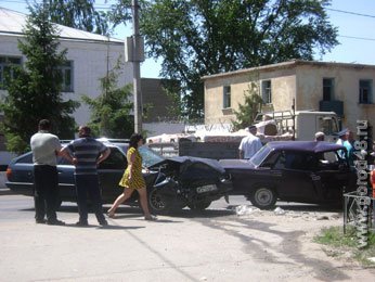 В Липецке автомобили столкнулись напротив ГИБДД В Липецке автомобили столкнулись напротив ГИБДД