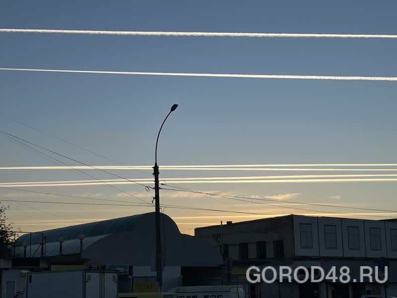 Небо в полосочку: конденсационные следы задействованных в учениях самолётов напугали липчан