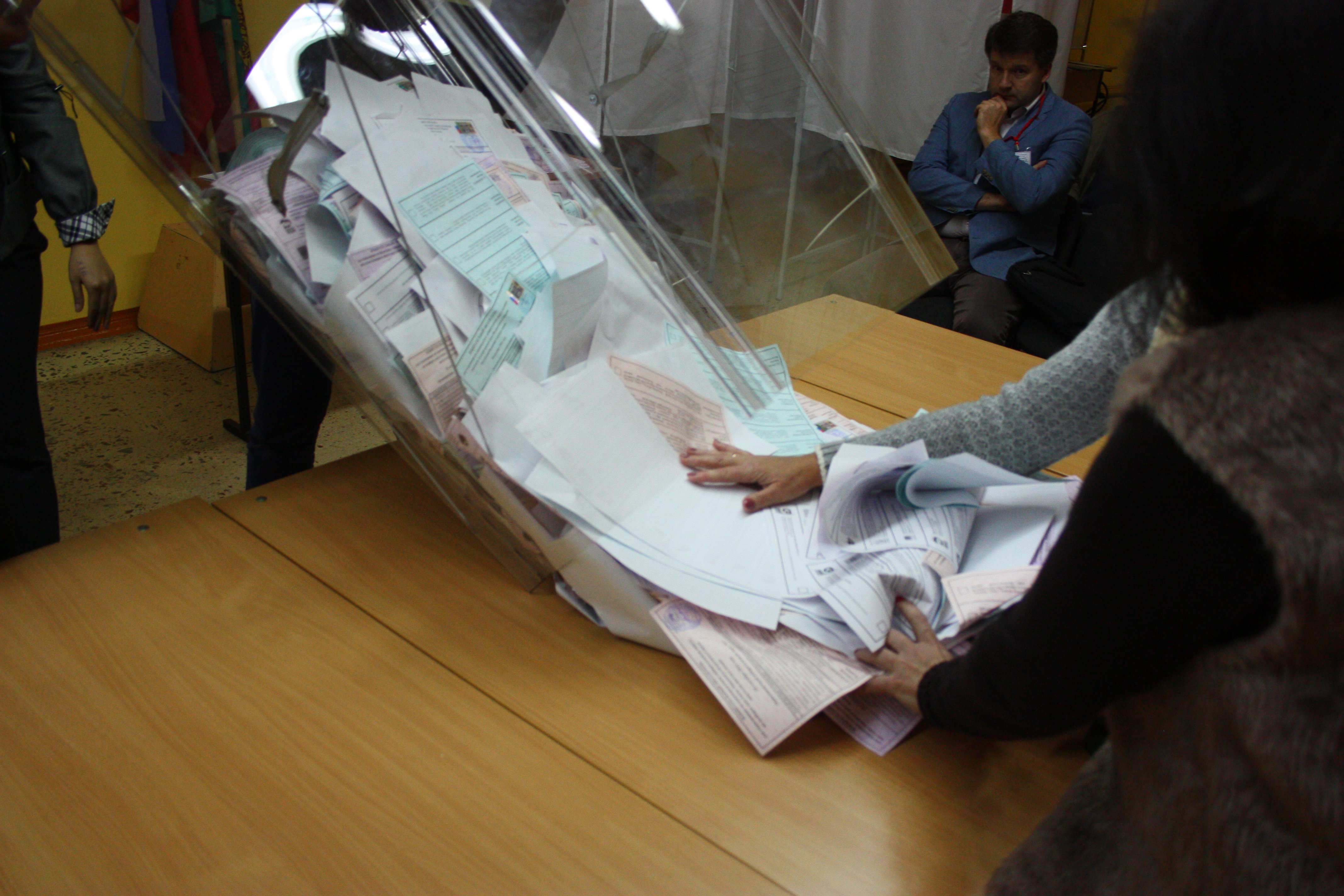 бросает бюллетень в урну. рука с бюллетенем. голосование урна рука. бросают бюллетень. кидает бюллетень.